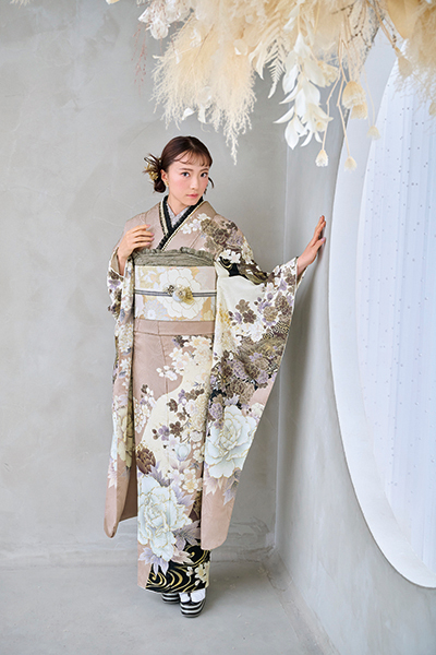 振袖のみ　5/10まで 華徒然 × 吉木千沙都”の振袖-うぐいす色｜成人記念の新作振袖ご